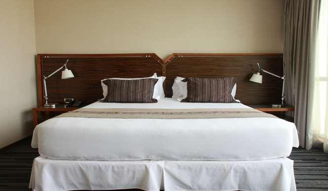 Hotel Dreams Valdivia Cameră foto A bed with a bed frame