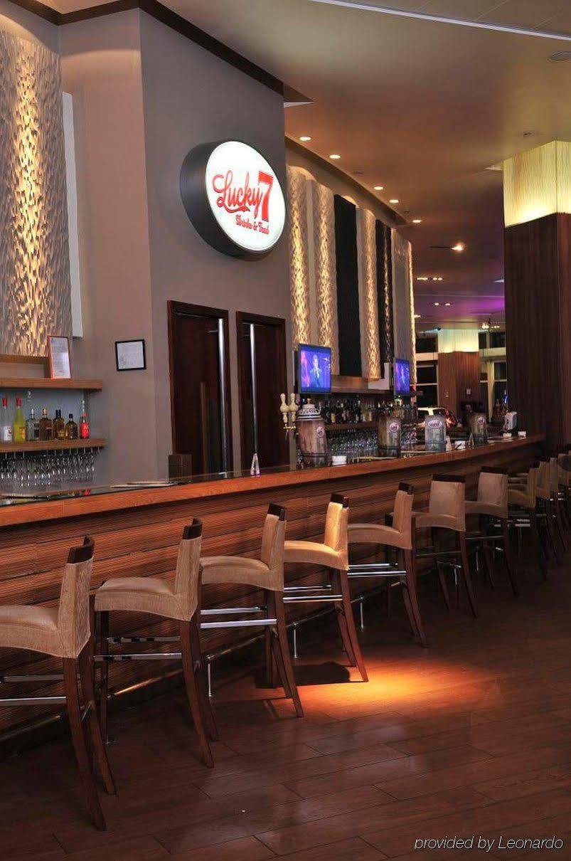 Hotel Dreams Valdivia Restaurant foto The bar at the Hard Rock Cafe in Times Square, New York City