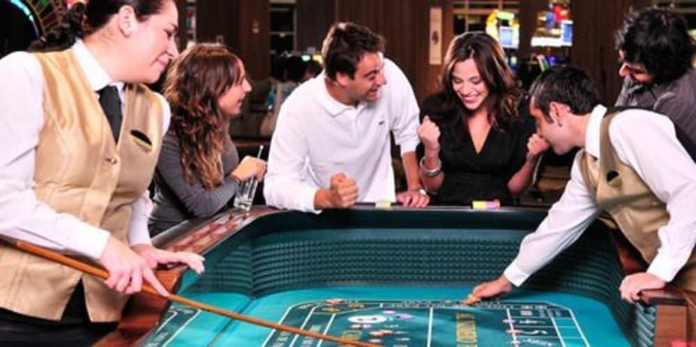 Hotel Dreams Valdivia Exterior foto A game of Tejo being played