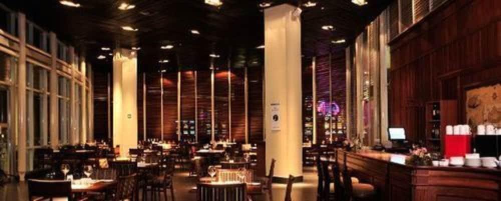 Hotel Dreams Valdivia Exterior foto The interior of the restaurant